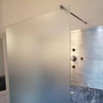 cabina doccia in vetro fisso satinato dettaglio superiore