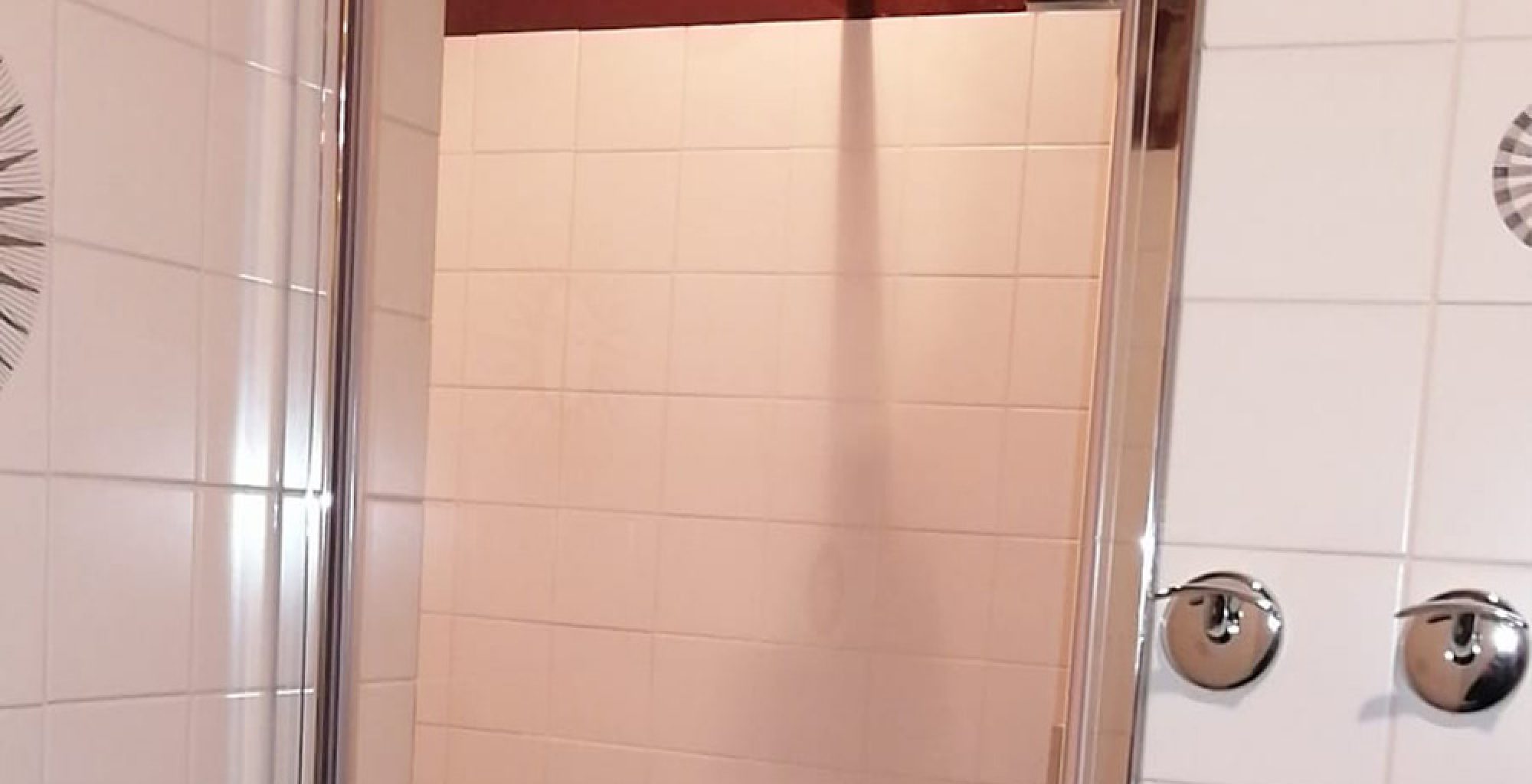 installazione cabina doccia in un appartamento dettaglio superiore