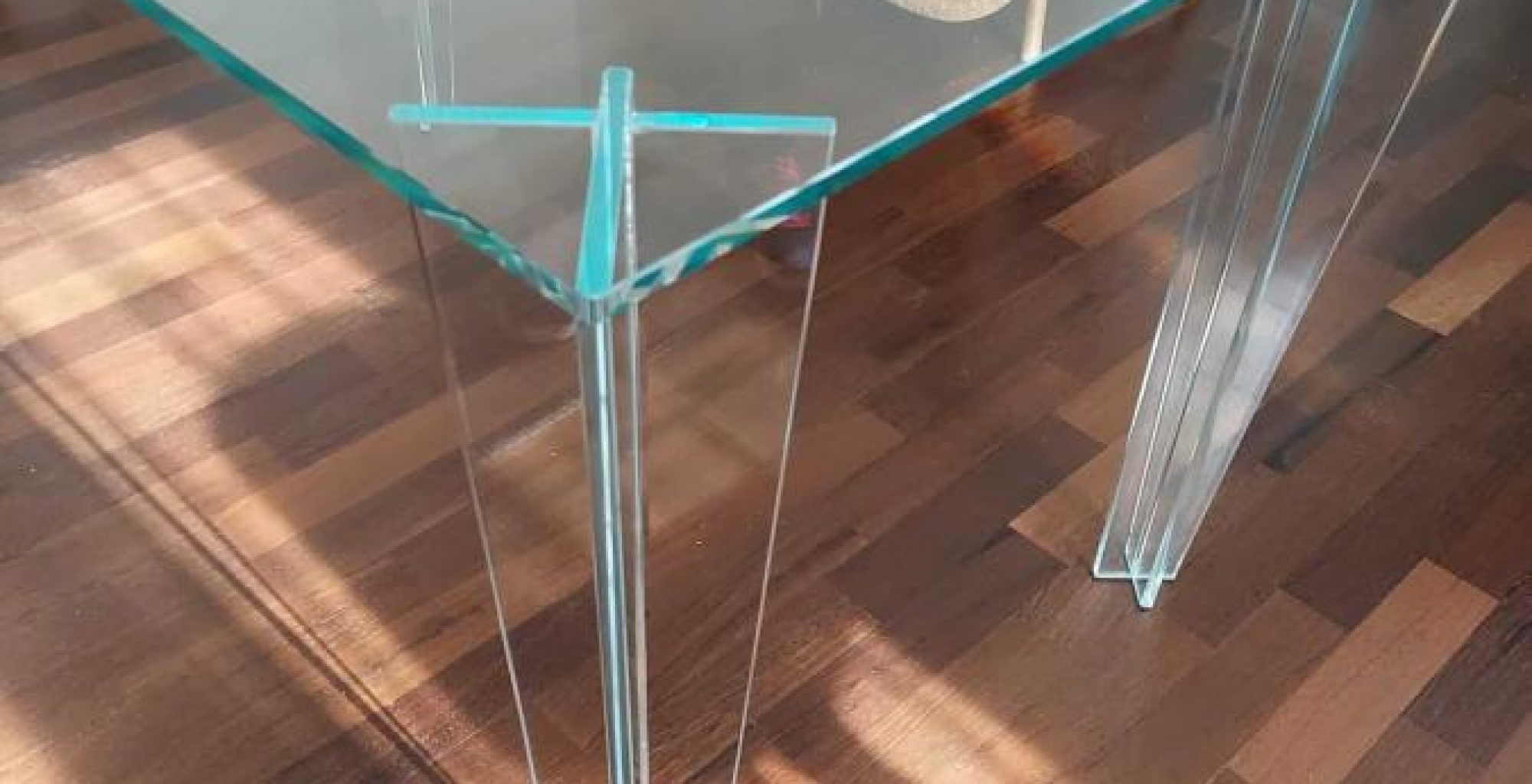 tavolo con gambe e piano cristallo extrachiaro