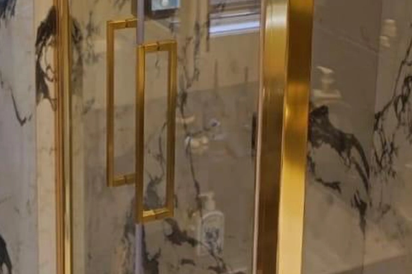 box doccia canalina oro closeup box doccia canalina oro closeup