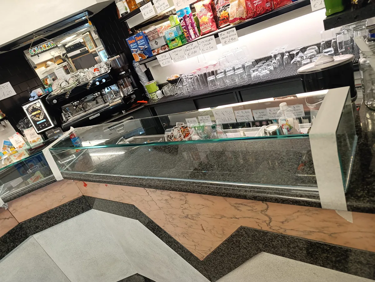 vetrina bar su misura in cristallo extrachiaro realizzata da vetreria nuova mocara a milano vetrina bar su misura in cristallo extrachiaro realizzata da vetreria nuova mocara a milano